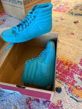 Vans Sk8 high top sneaker,size men’s 6 1/2 women’s size 8. Like new.